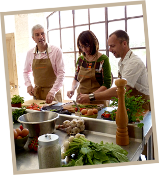 Photo d'un groupe lors d'un cour de cuisine